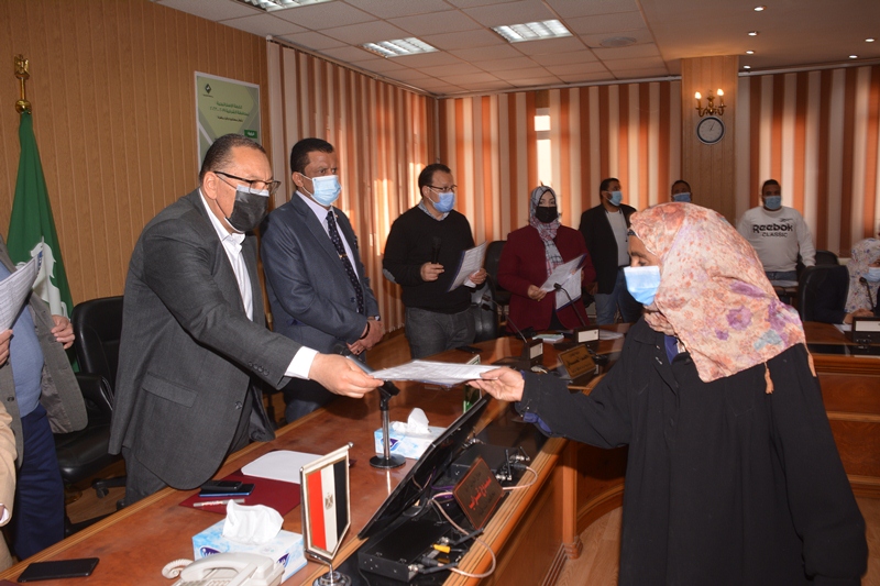 محافظ الشرقية يشهد إجراء القرعة العلنية لتخصيص 8 10