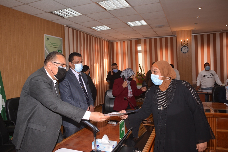 محافظ الشرقية يشهد إجراء القرعة العلنية لتخصيص 12