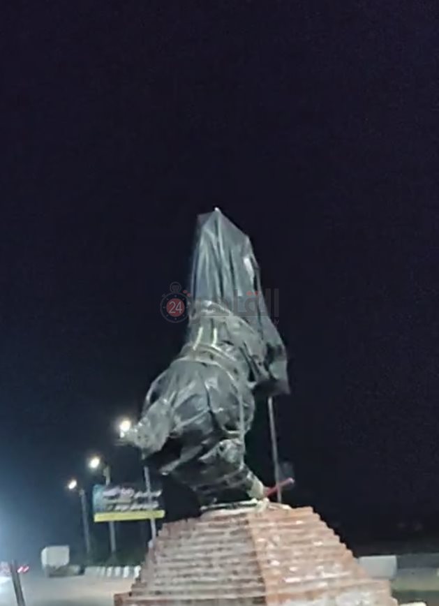 تغليف تمثال الحصان استعدادًا لافتتاحه بصورة رسمية 03