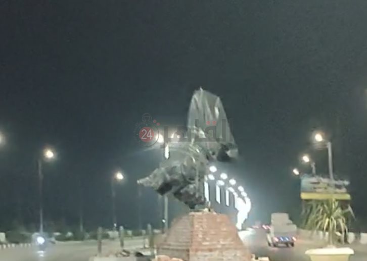 تغليف تمثال الحصان استعدادًا لافتتاحه بصورة رسمية 04