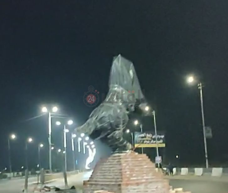 تغليف تمثال الحصان استعدادًا لافتتاحه بصورة رسمية 05