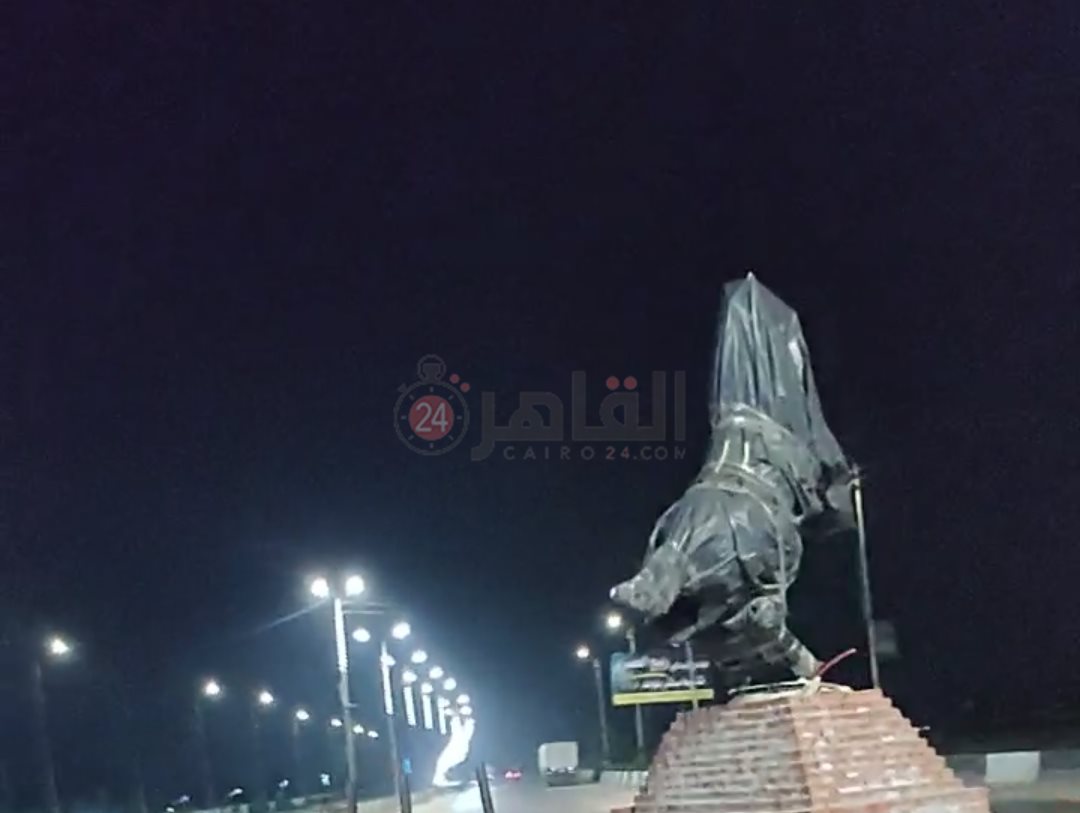تغليف تمثال الحصان استعدادًا لافتتاحه بصورة رسمية 06