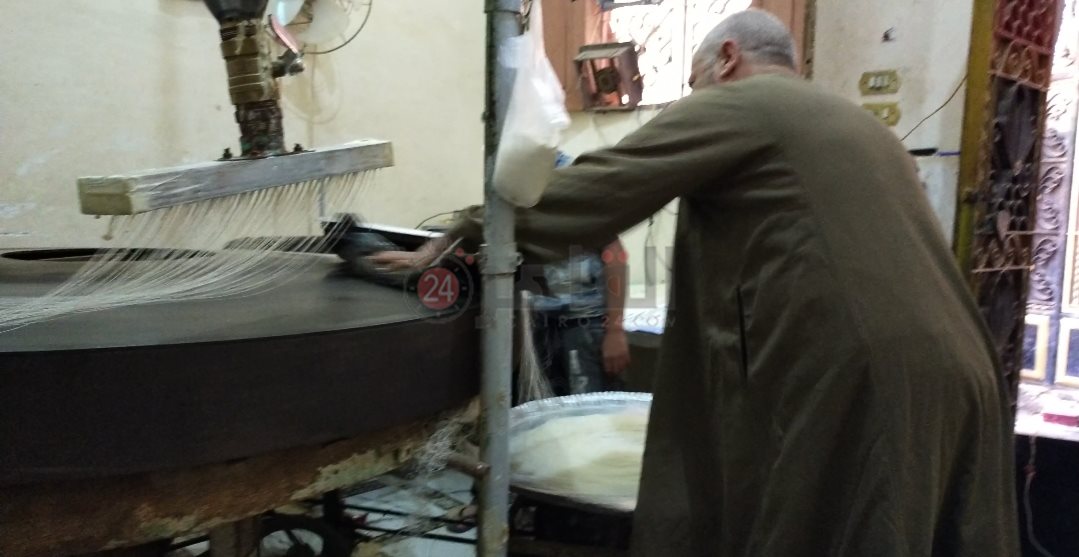 سلطان يصنع الكنافة الفيومية