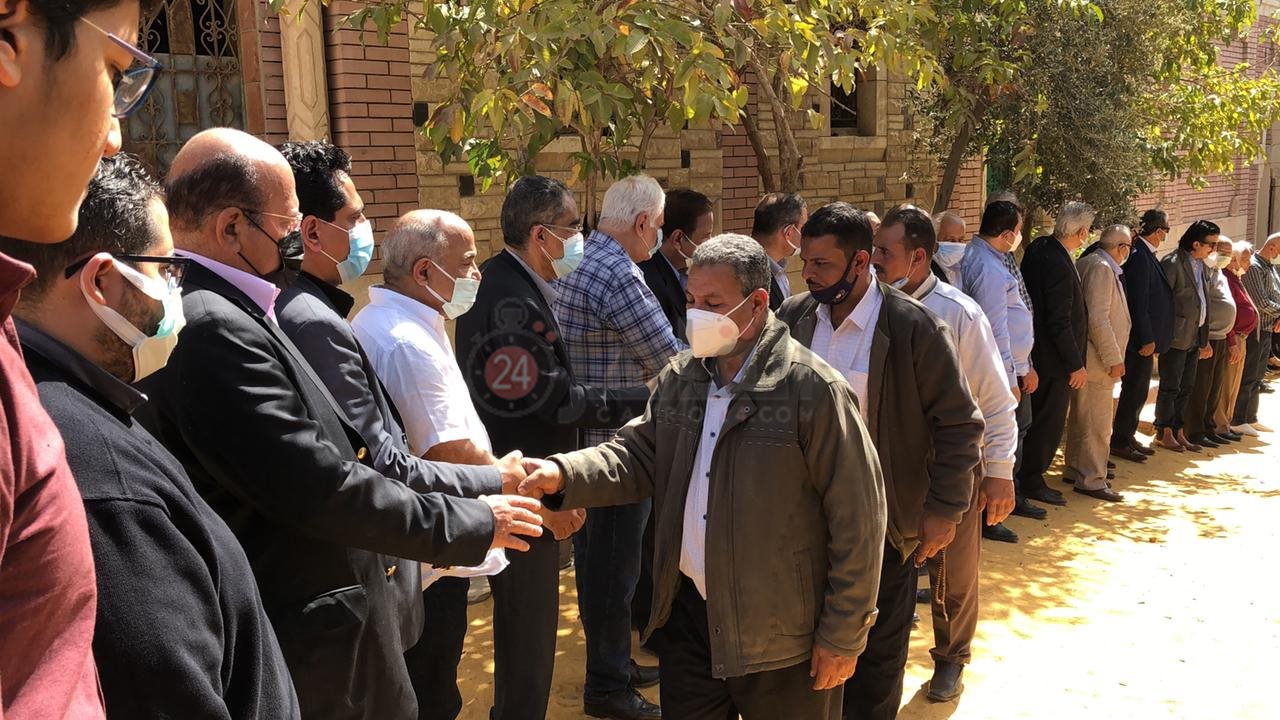 دفن جثمان مكرم محمد أحمد (1)