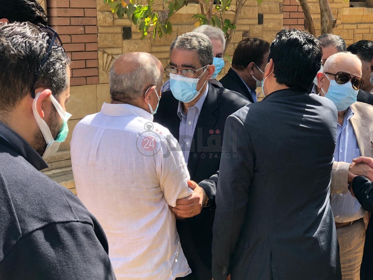 دفن جثمان مكرم محمد أحمد (7)