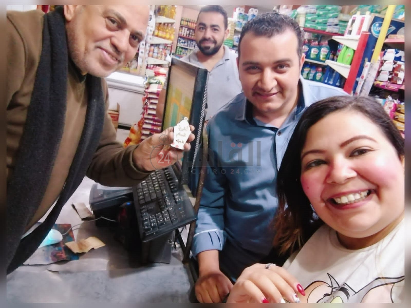 زوجان مسيحيان بالفيوم يوزعان الفوانيس على المسلمين