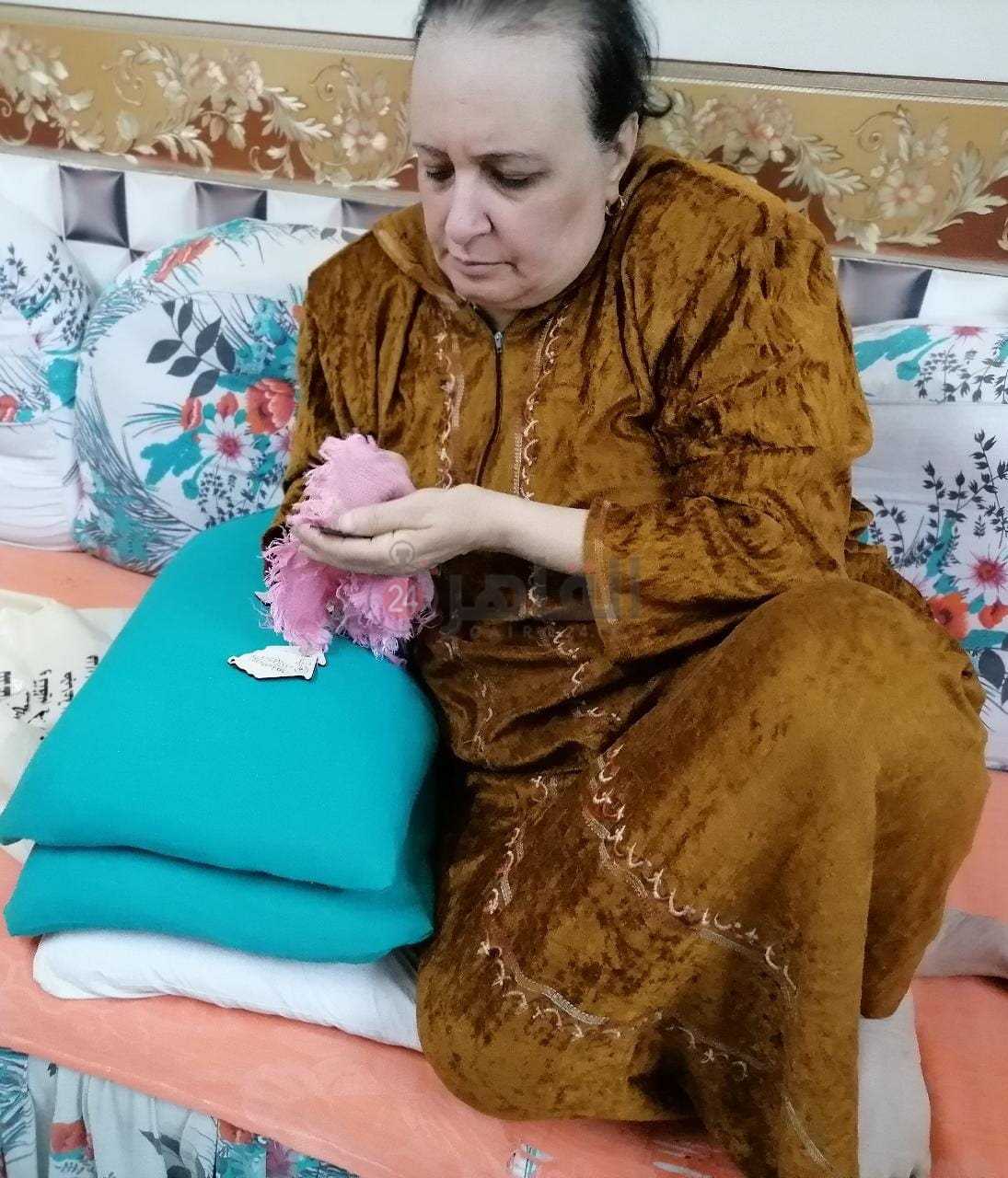 والدة رامي ناحج، أثناء مشاركتها في المبادرة