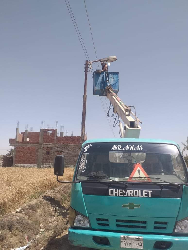 جانب من صيانة كشافات الإنارة بالطرق السريعة في الفيوم