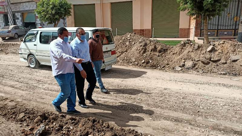 متابعة أعمال رضف الطرق بمشتول السوق 02