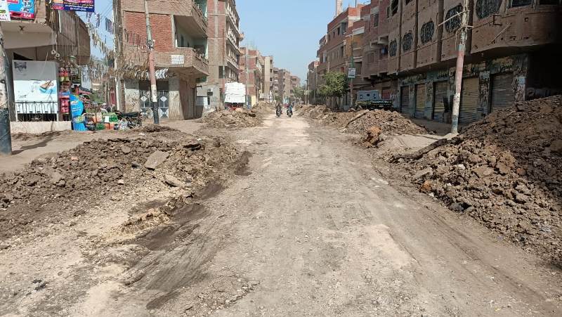 متابعة أعمال رضف الطرق بمشتول السوق 04