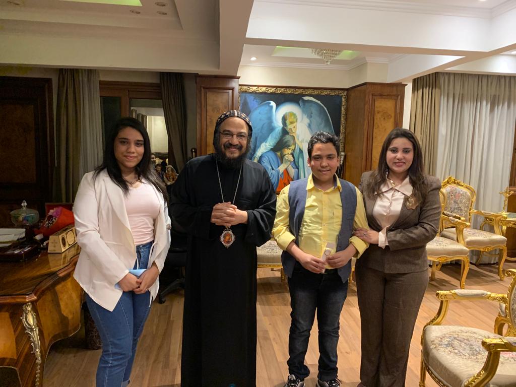 أندروا وأسرته مع الأنبا بافلي