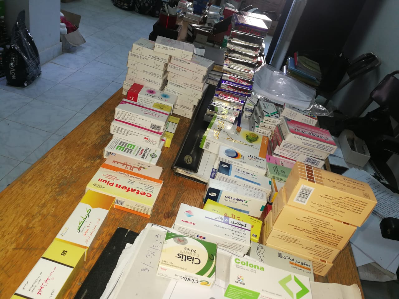 ضبط مكان يعمل كصيدلية بدون ترخيص في الفيوم