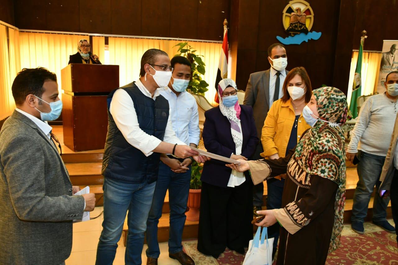 محافظ الفيوم يسلّم مشروعات للأسر الأولى بالرعاية