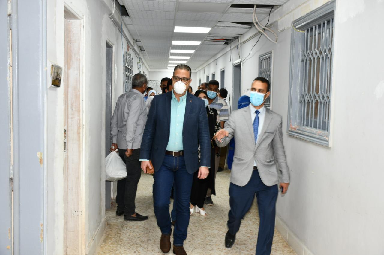 محافظ الفيوم يزور مصابي كورونا
