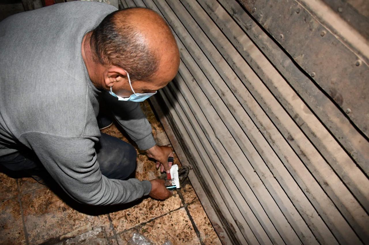 غلق مقاهي مخالفة في الفيوم