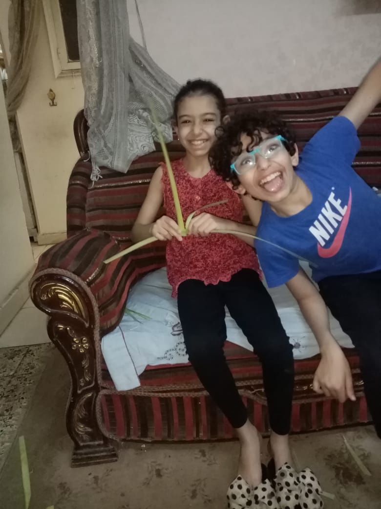 أطفال أسرة الدكتورة ماريان سليمان يصممون أشكالًا من السعف