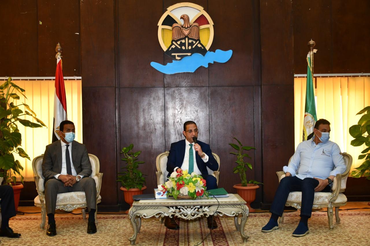 محافظ الفيوم يستعرض آليات ومراحل تنفيذ مبادرة حياة كريمة