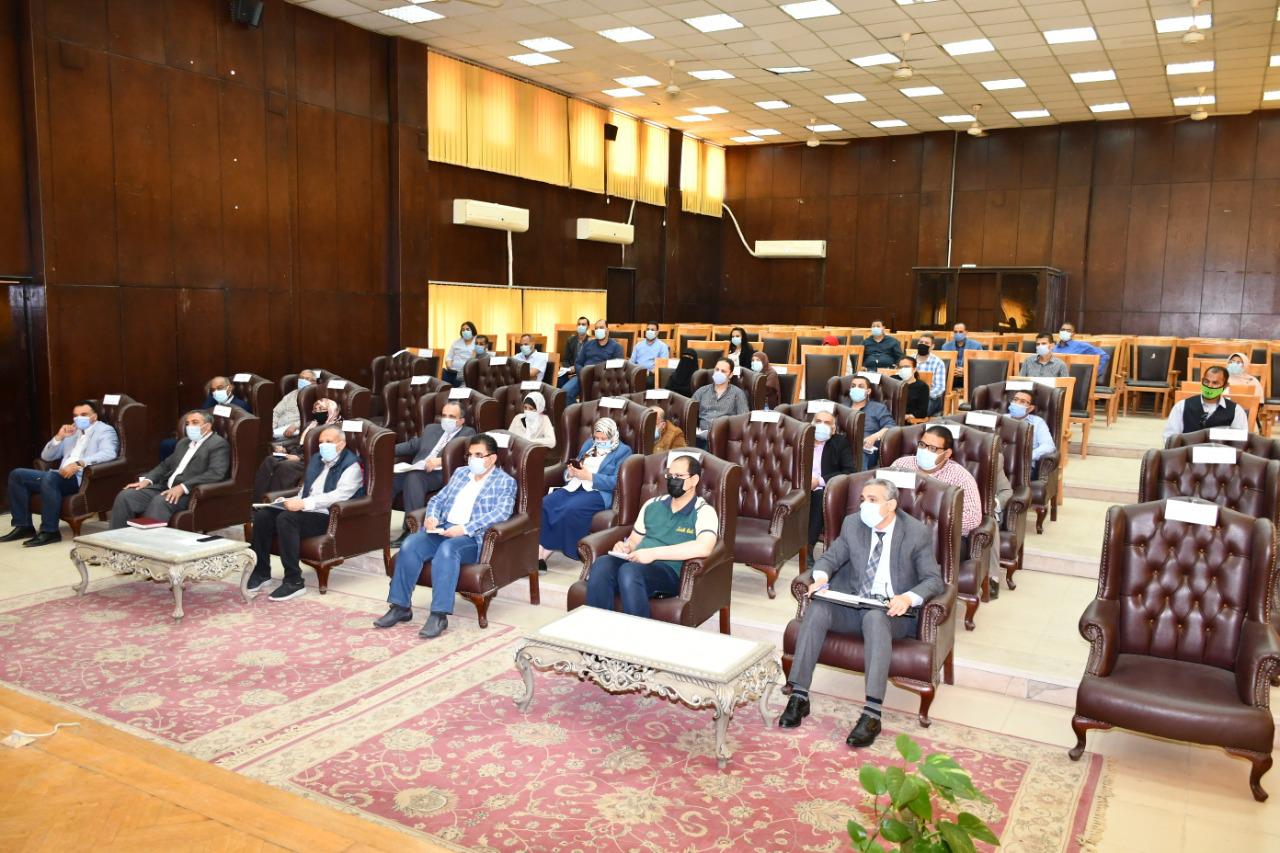 محافظ الفيوم يستعرض آليات ومراحل تنفيذ مبادرة حياة كريمة