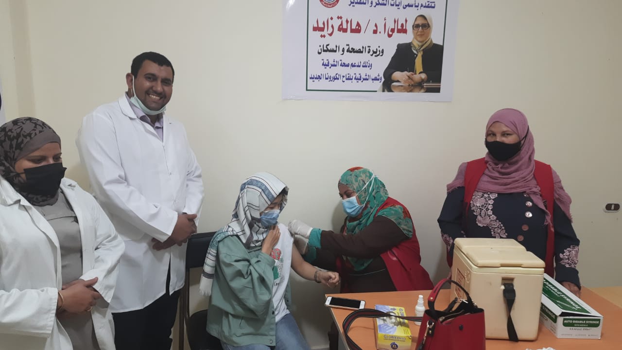 أول صينية تتلقى الجرعة الأولى من لقاح كورونا بالشرقية