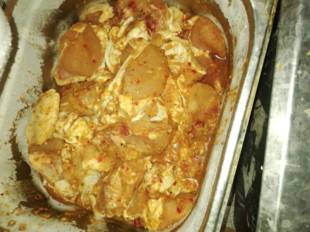 ضبط لحوم و دواجن فاسدة داخل مطعم بالفيوم