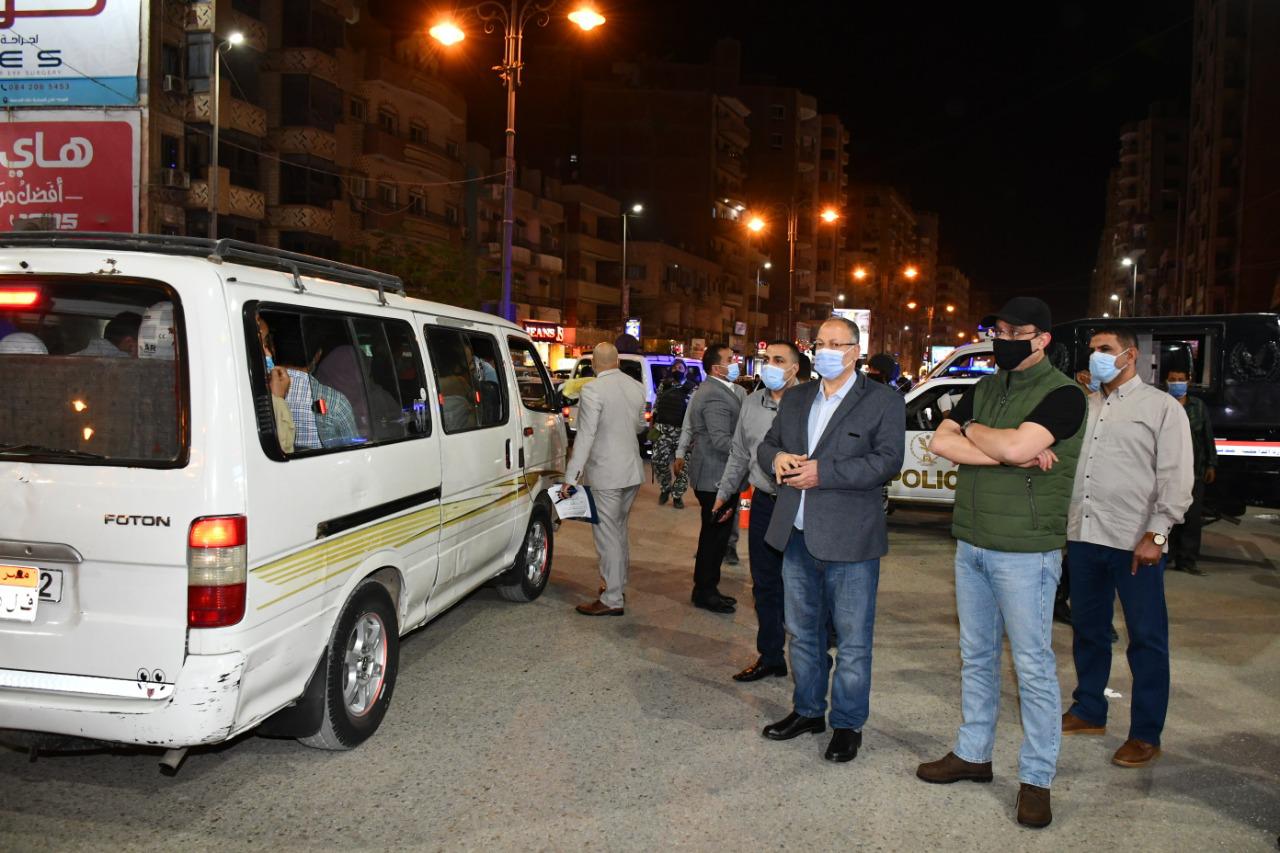 محافظ الفيوم ومدير الأمن يقودان حملة مُكبرة لمتابعة التزام المواطنين بالإجراءات الاحترازية