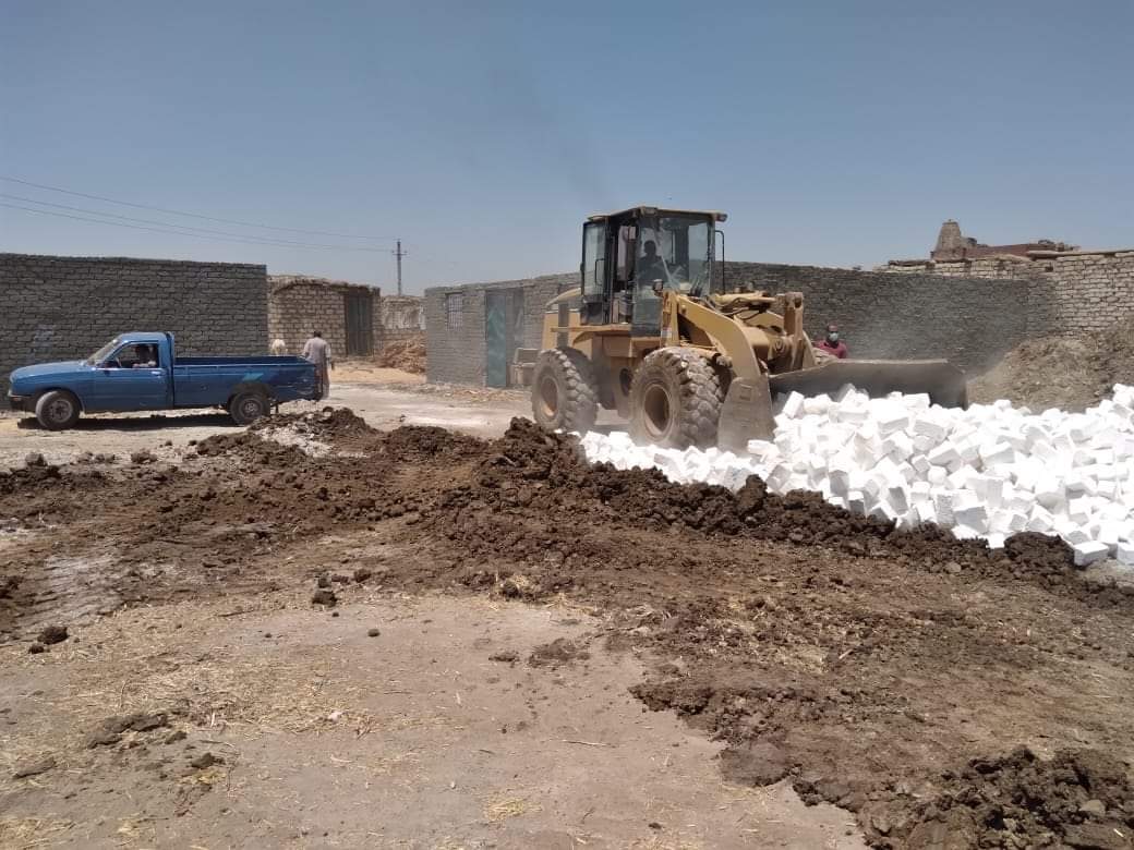 إزالة تعديات على الأراضي الزراعية بالفيوم