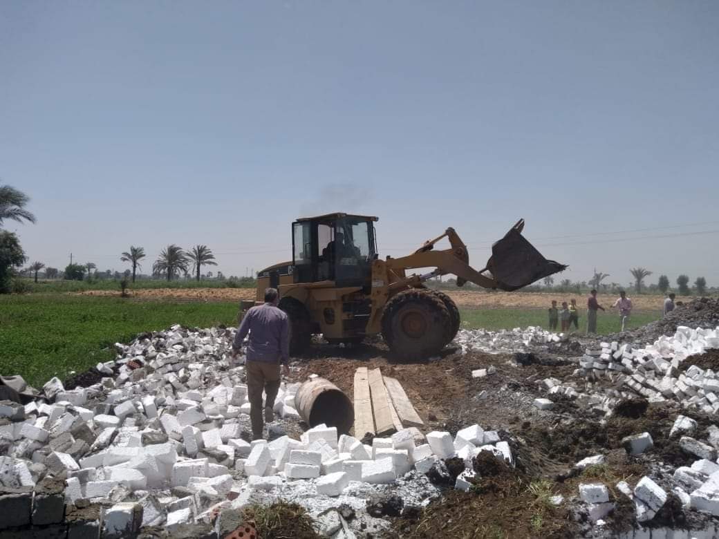 إزالة تعديات على الأراضي الزراعية بالفيوم