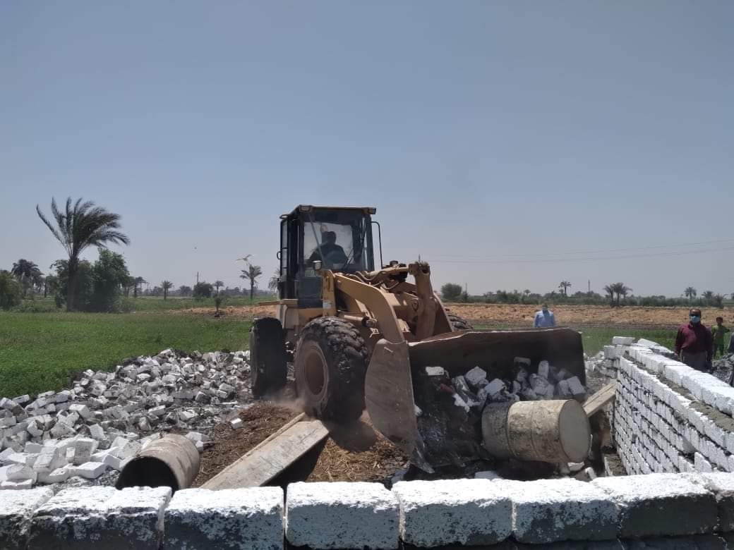 إزالة تعديات على الأراضي الزراعية بالفيوم