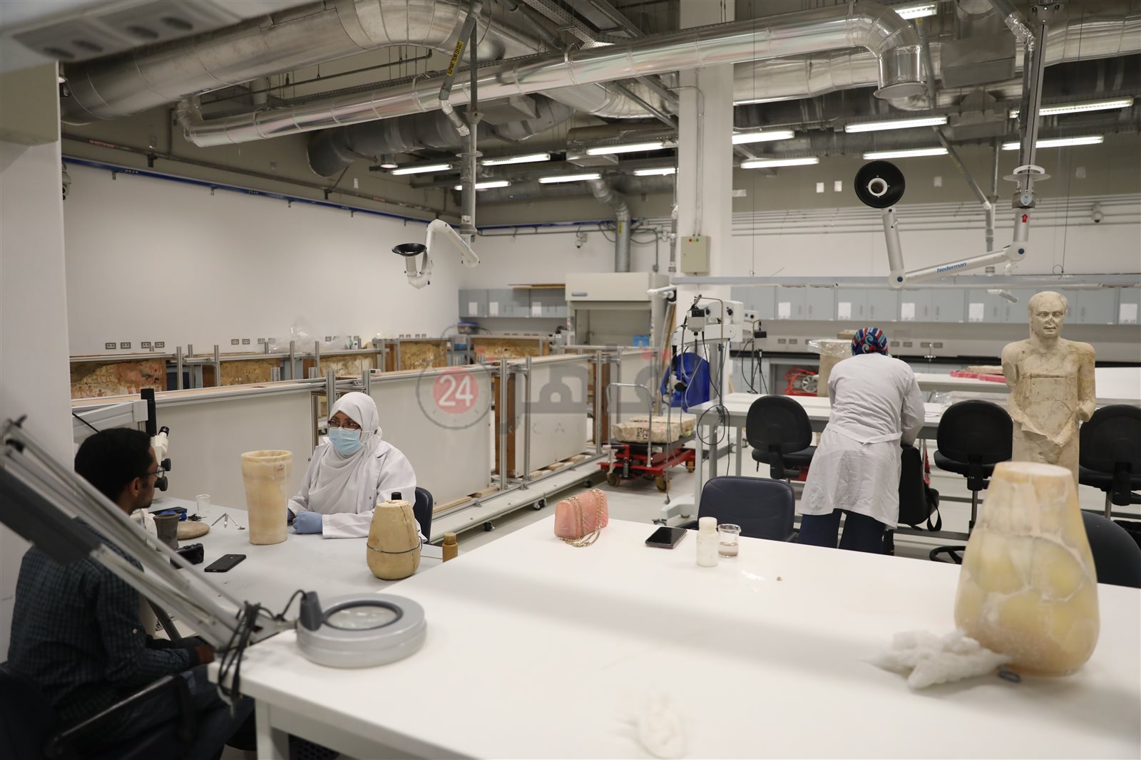 ترميم الألباستر في المتحف المصري الكبير  (2)
