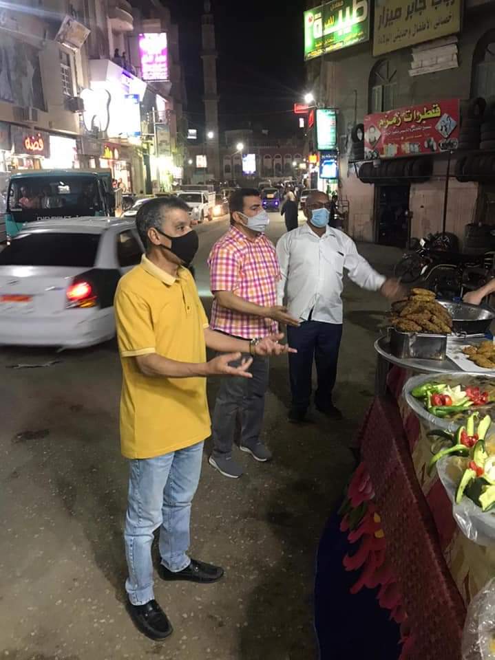 حملة ليلية بالفيوم على المطاعم والمحال التجارية