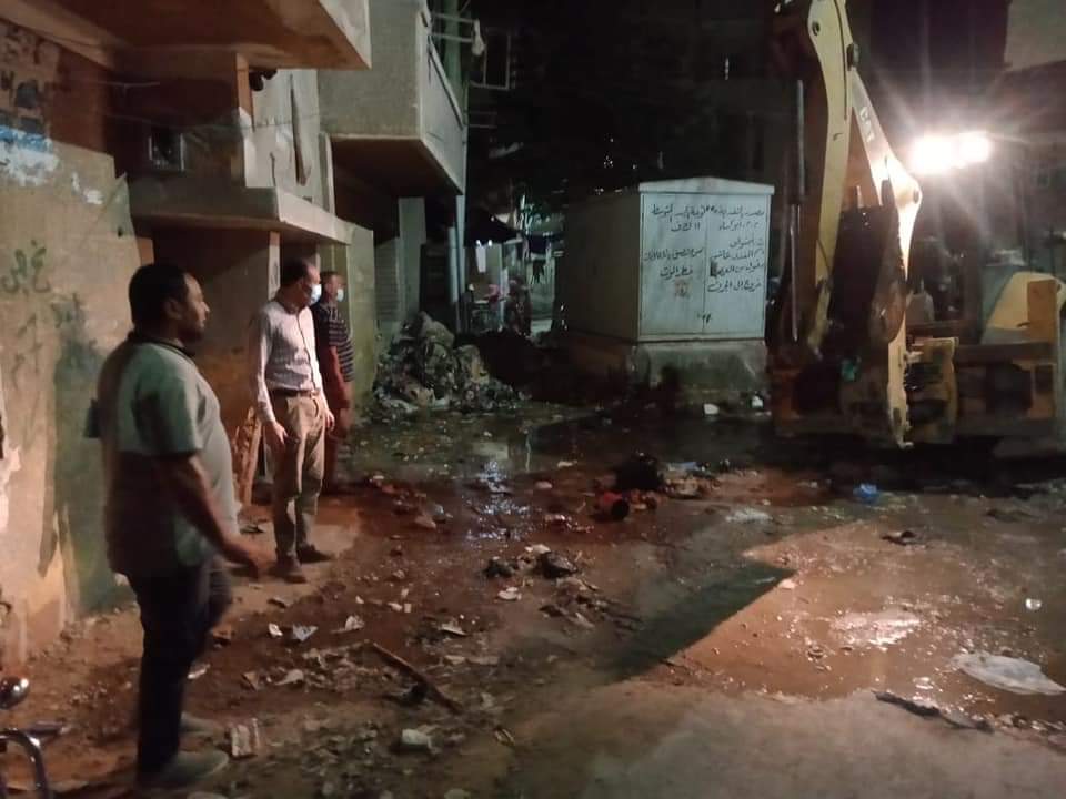 إصلاح انفجار ماسورة مياه بالفيوم ملاصقة لمحوّل كهربائي