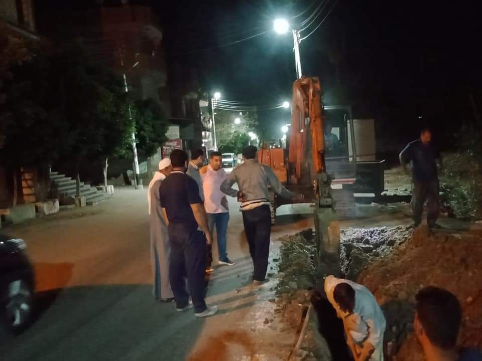 إصلاح انفجار ماسورة مياه بالفيوم ملاصقة لمحوّل كهربائي