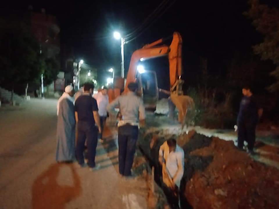 إصلاح انفجار ماسورة مياه بالفيوم ملاصقة لمحوّل كهربائي