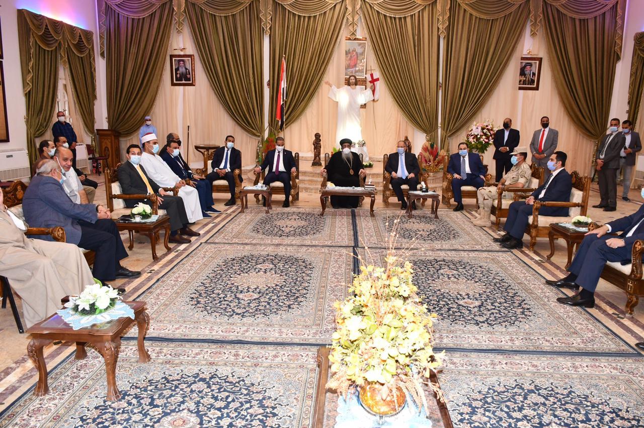 محافظ الفيوم ومدير الأمن في زيارة لدير العزب