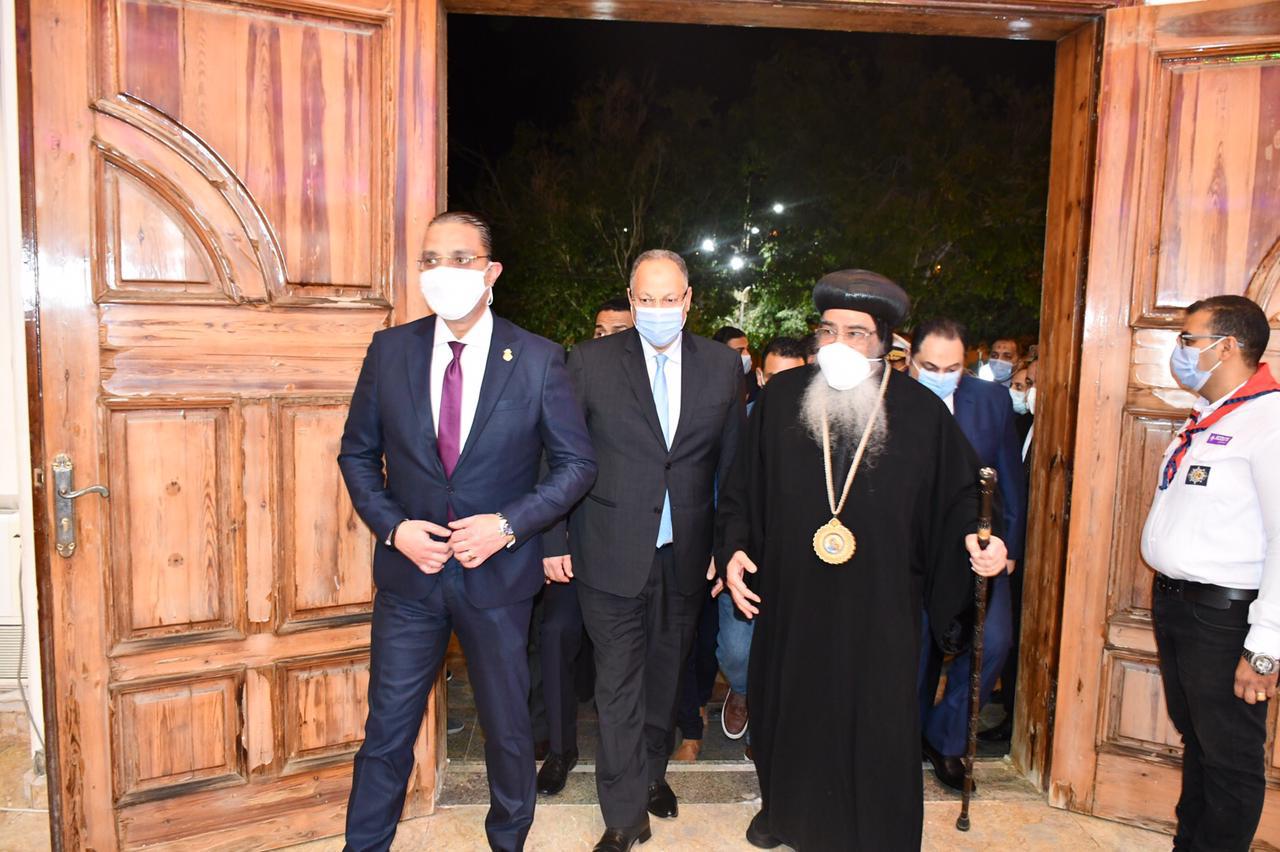 محافظ الفيوم ومدير الأمن في زيارة لدير العزب