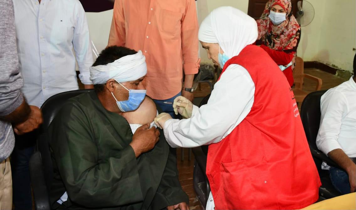 تطعيم عمال النظافة في الفيوم بلقاح كورونا