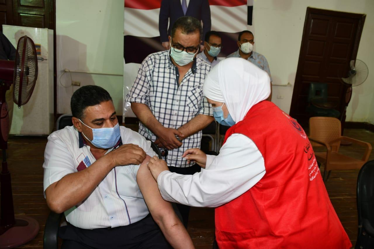 تطعيم عمال النظافة في الفيوم بلقاح كورونا