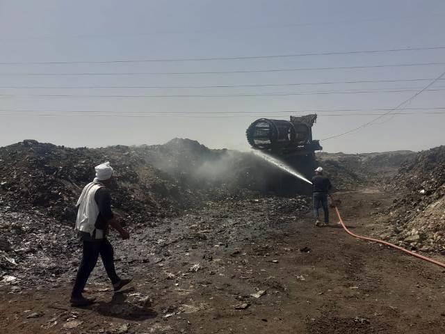 إطفاء الاشتعال الذاتي لأكوام القمامة في الغار بالزقازيق 01