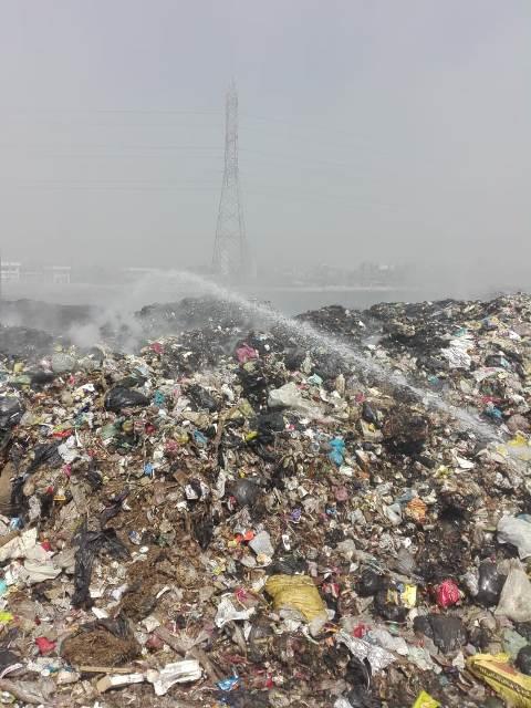 إطفاء الاشتعال الذاتي لأكوام القمامة في الغار بالزقازيق 02