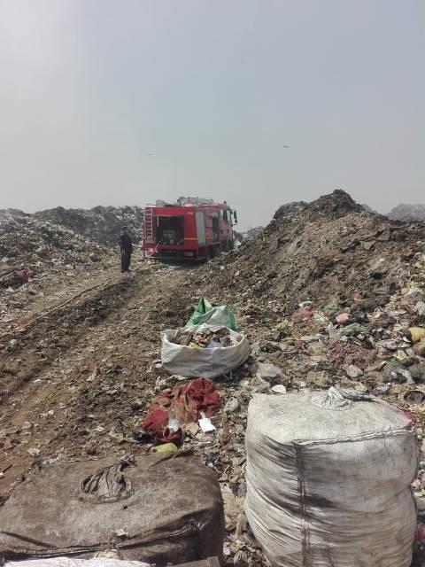 إطفاء الاشتعال الذاتي لأكوام القمامة في الغار بالزقازيق 04