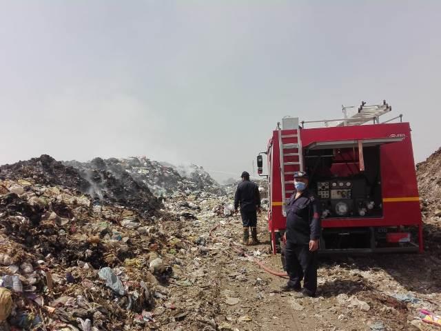 إطفاء الاشتعال الذاتي لأكوام القمامة في الغار بالزقازيق 06