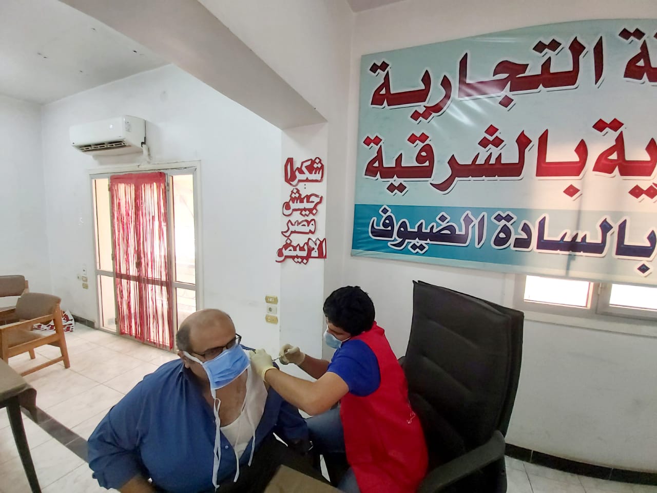 تطعيم المواطنين بلقاح كورونا في الشرقية 05