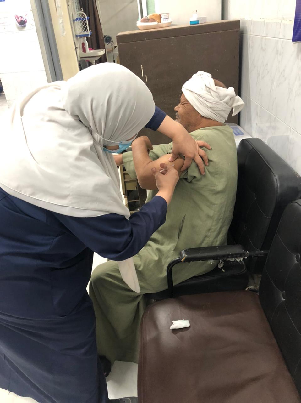 تطعيم المواطنين بلقاح كورونا في الشرقية 07