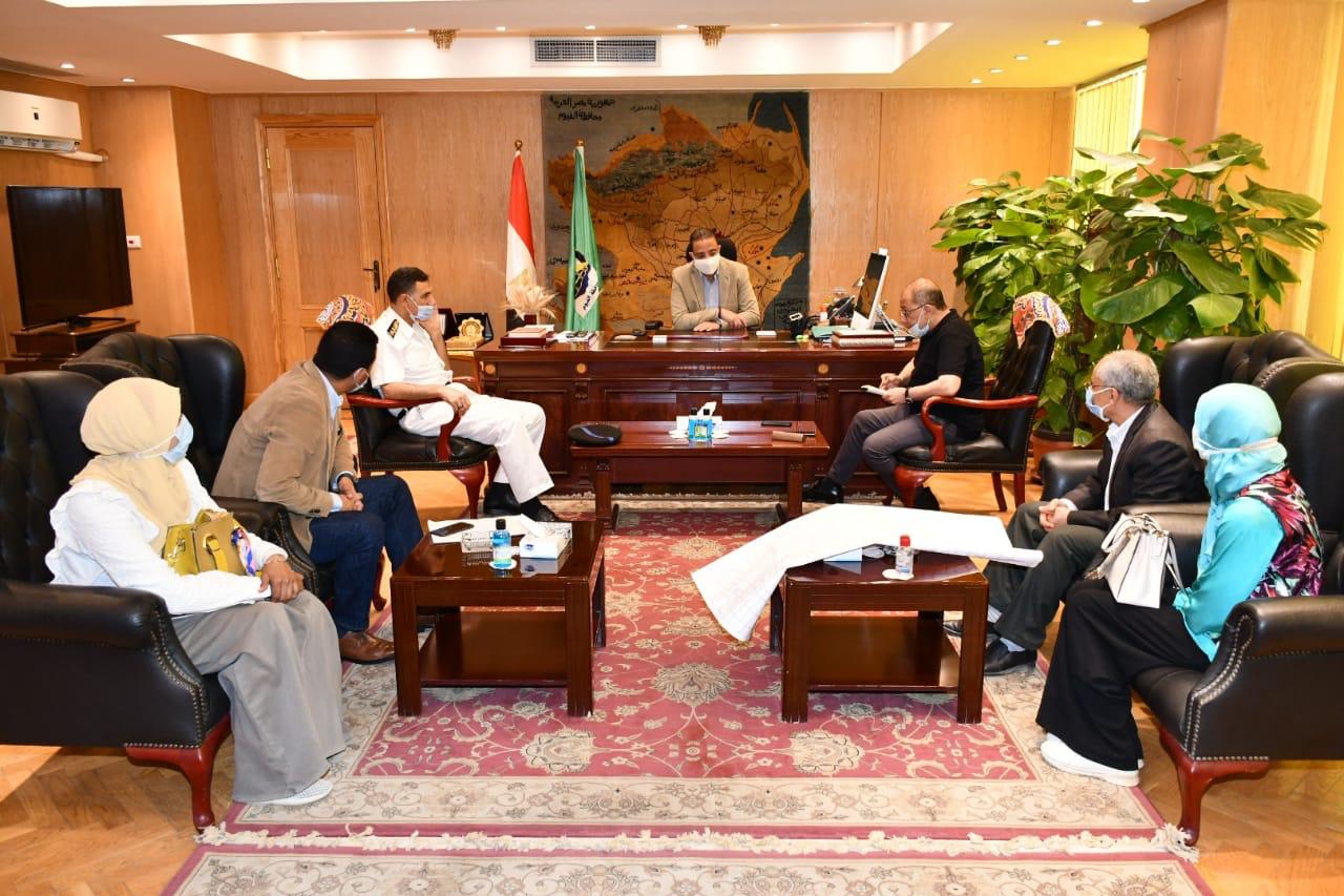 محافظ الفيوم يناقش تنفيذ أعمال إحلال وتجديد خط انحدار مياه الصرف الصحي بشارع بطل السلام