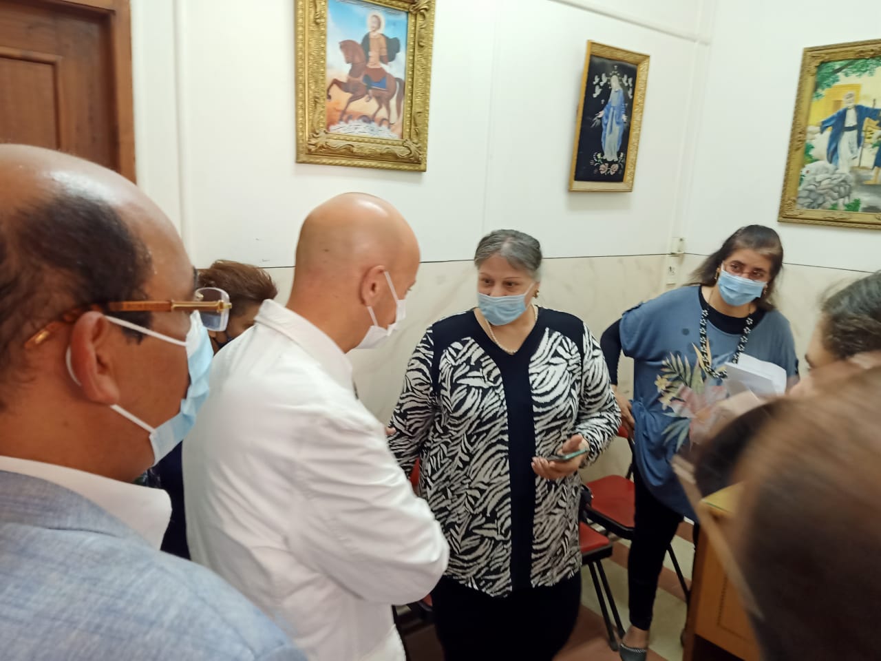 وكيل وزارة الصحة يتابع تطعيم المسيحيين بلقاح كورونا في كنائس الأرثوذكس بالشرقية 03
