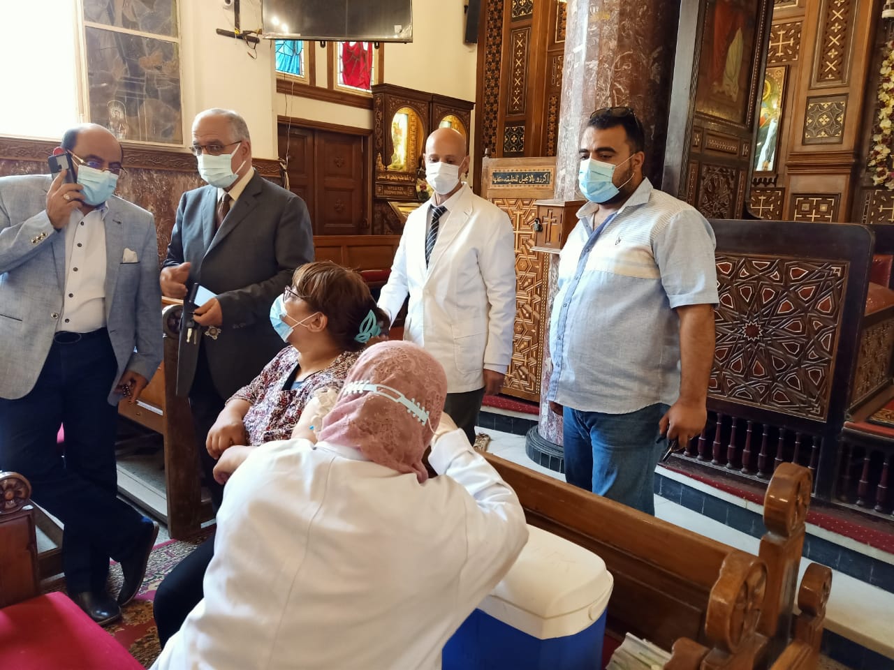 وكيل وزارة الصحة يتابع تطعيم المسيحيين بلقاح كورونا في كنائس الأرثوذكس بالشرقية 05