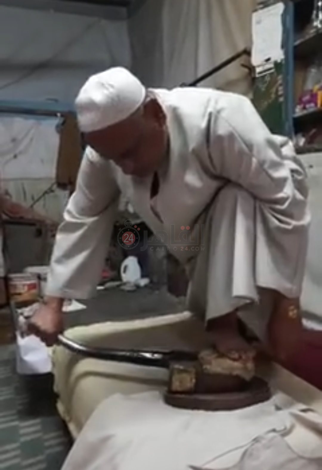 محمد السمحاوي أقدم مكوجي رجل بمحافظة البحيرة