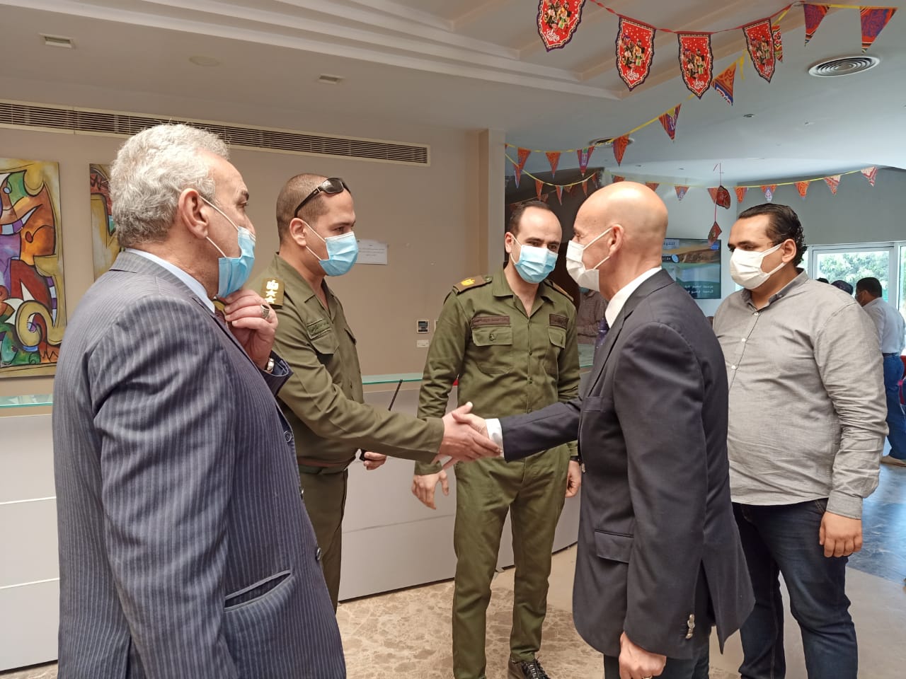 وكيل وزارة الصحة وقت وصوله المركز الطبي