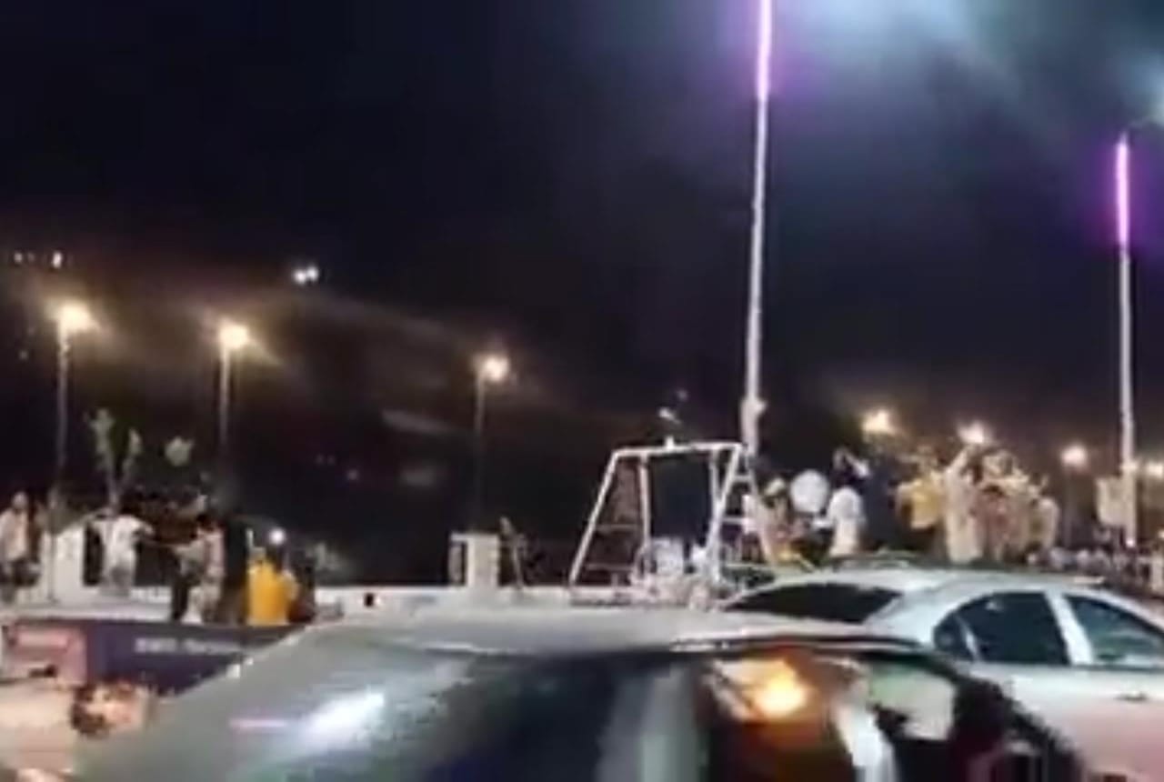 جرار زراعي يجر مراجيح في شوارع الزقازيق 02