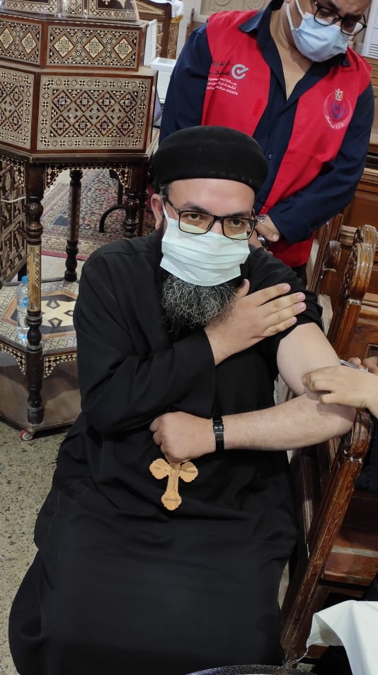 القساوسة والرهبان ومكرسات إيبارشيةلفيوم يتلقون لقاح كورونا